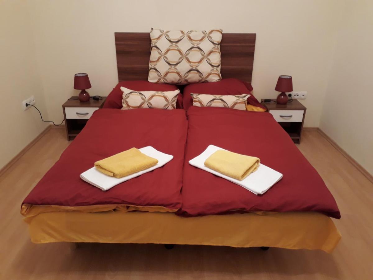 Piac Utcai Apartman Debrecen Bagian luar foto